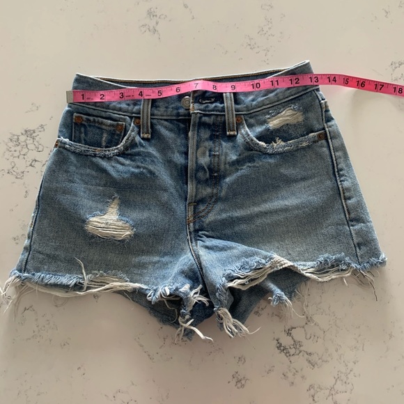 SOLD* Vintage Levi’s shorts (distressed) - Size 24 - Picture 4 of 9